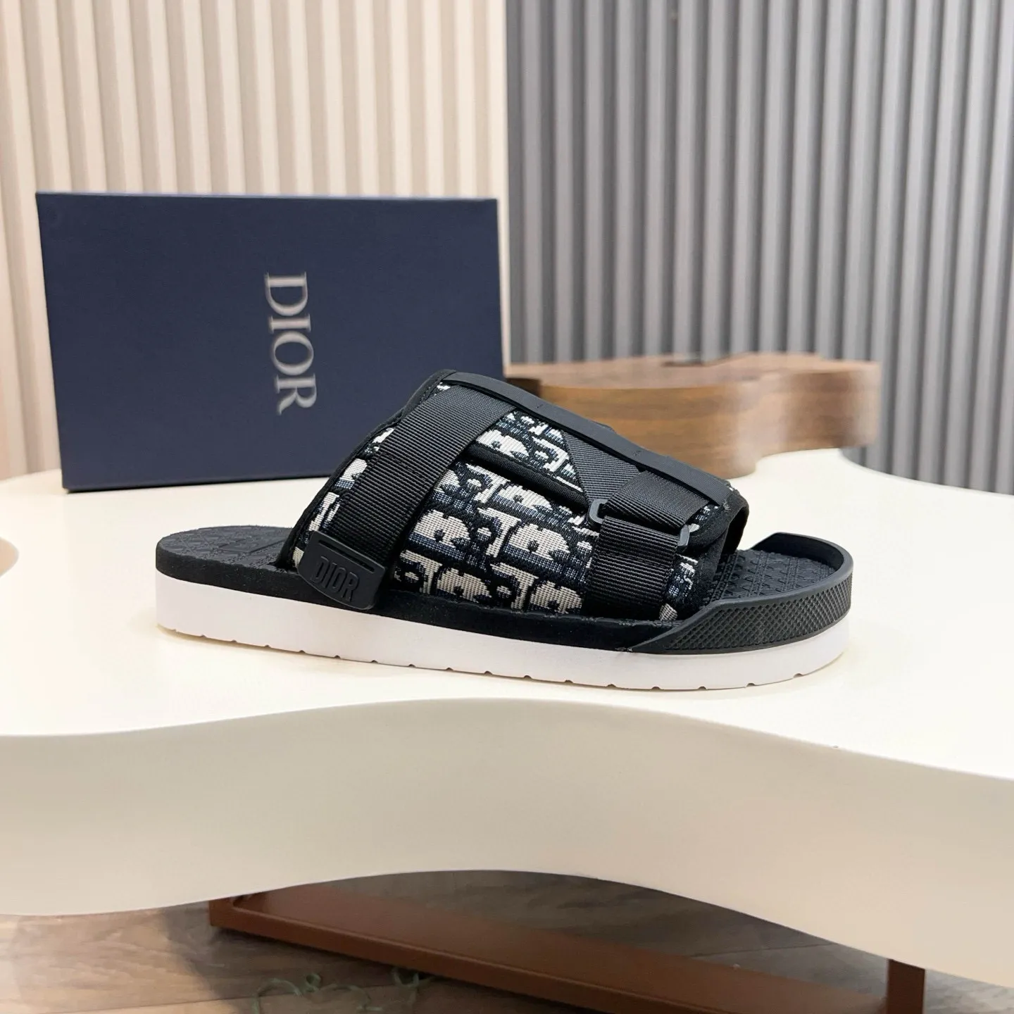 Factory price: 280💰Dior Alias ​​men's leather slippers. This Alias ​​sandal is a new summer product, showing a casual and elegant style. Carefully crafted from grained cow leather and Oblique printed fabric, with cowhide lining! Cross-strap design with metal-clad brass CD Diamond logo. The imported cowhide leather and rubber sole adds sophistication and comfort, while Oblique print-effect anti-slip panels add style. Size: 38-44 (45 customized)